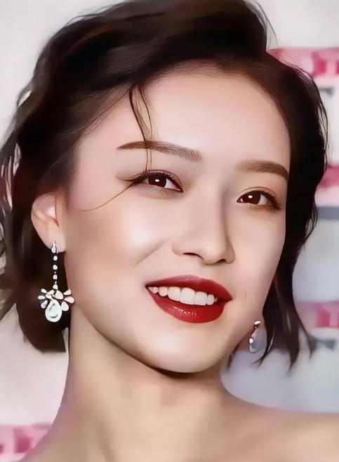 倪妮太美啦！细看五官好漂亮啊！

一双迷人的大眼睛，这一笑好大气妩媚，高高的鼻梁