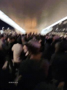 打起来了！！
         极右翼犹太人与以色列军警发生激烈冲突，原因是以军