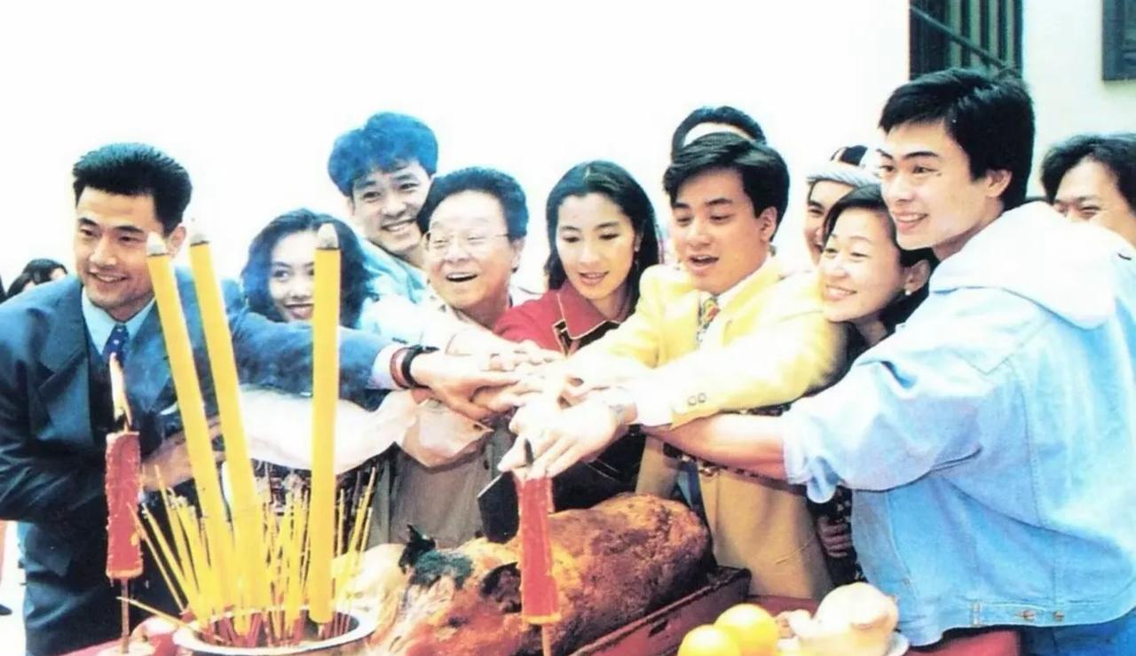 有人认得这是哪部经典电影的开机照吗？这些大咖们当年都好年轻好青涩啊
这其实是19