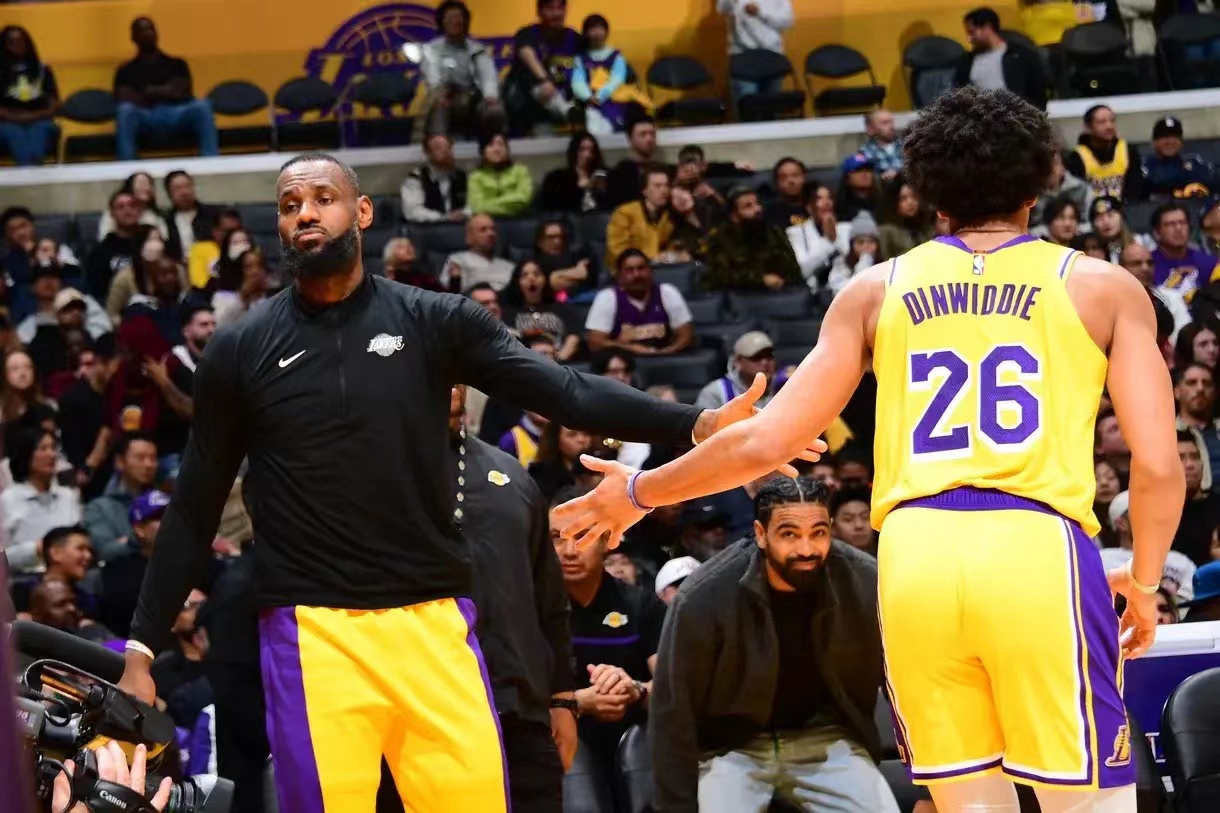 丁威迪这下惨了！根据NBA记者Shams的报道，篮网主帅雅克沃恩下课，而丁威迪和