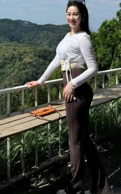 学姐的裤子是不是尺码买小了，感觉都快撑破了哈哈哈哈哈