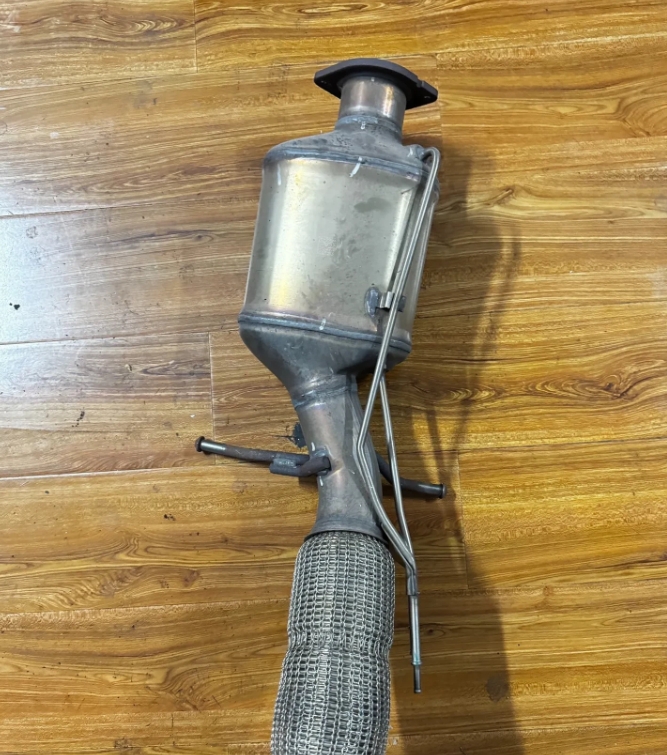 实在受不了原厂的颗粒捕捉器，一怒之下先拆下来，立马感觉动力也好了，声音也好听了，
