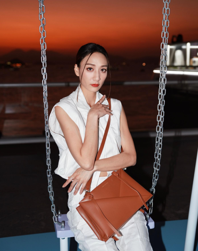 她是香港著名影星徐少强的女儿，今年已经33岁，想不到长得这么漂亮