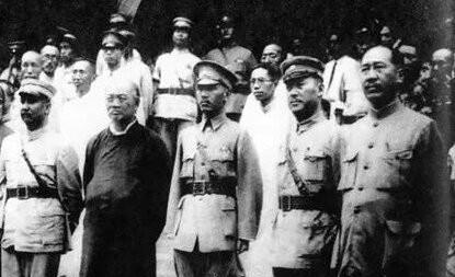 1927年9月，浙江省主席周凤岐派人给下野的蒋介石送去五万大洋，让他尽快离开溪口