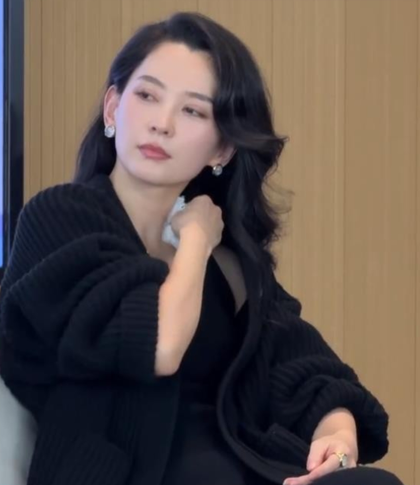好家伙！52岁汪峰这是越老越吃香啊。现任绯闻女友的颜值和气质，甚至都比章子怡更胜