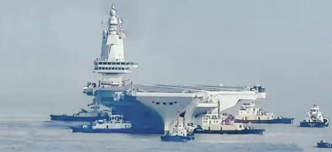 美国霸权不再！拿福特级航母举例，尽管宣传重达十万吨，但其实际吃水深度仅为12米。