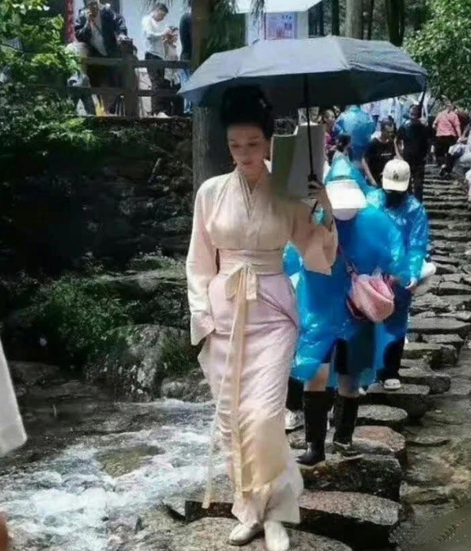 王楚然的身材，简直就是我们国内的卡戴珊
￼