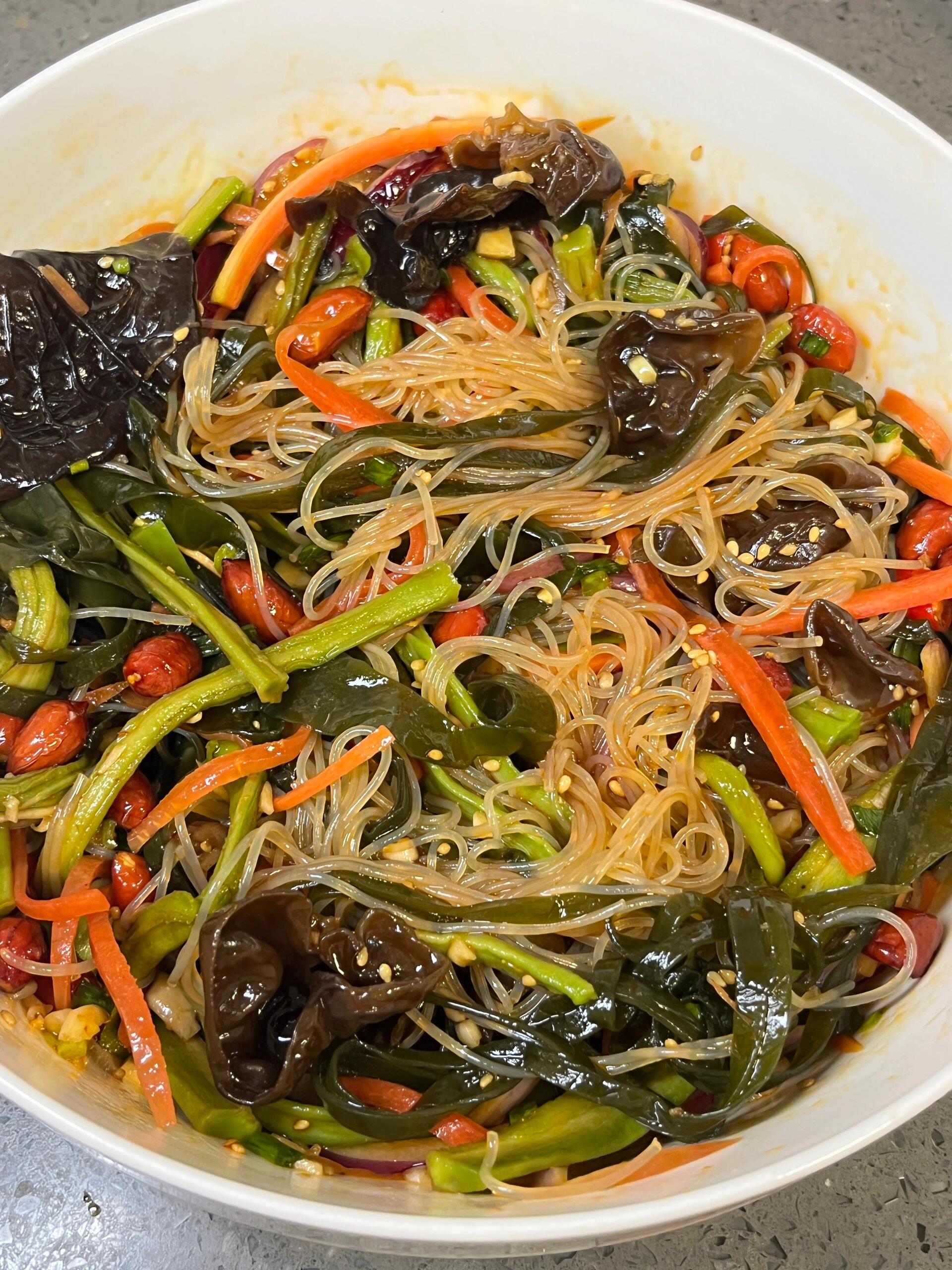 爽口大拌菜！！我真的可以炫一盆～
凉拌菜真的是无法拒绝！晚上不想吃主食的话，可以