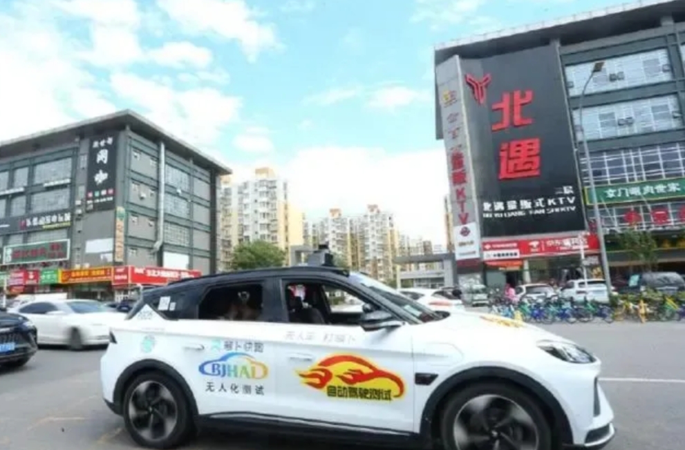 萝卜快跑和当年的共享租车有的一拼，割了羊毛后就倒闭了
萝卜快跑想把出租车和网约车