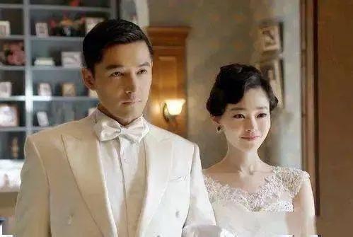 2015年，《伪装者》拍摄现场，导演对胡歌、靳东等人吼道：“不想拍的话，都给我滚