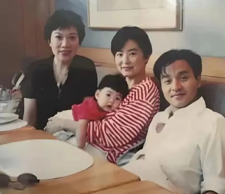 产后的林青霞，也还是那么美。女神就是女神，任何时候都美！
感觉林青霞是那种第一眼