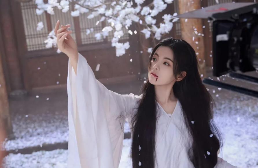 今年爆火的剧当属腾讯的《庆余年 2》，随后是刘亦菲主演的《玫瑰故事》。仙侠《狐妖