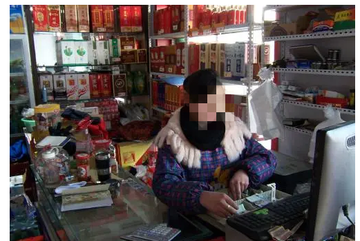 江苏南京，一位患有视力残疾的大爷去超市买了瓶标价32元的酒，然后用信用卡刷卡结账