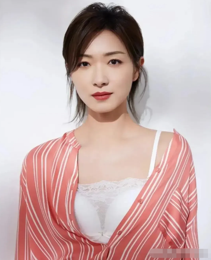 万茜的美貌，不张扬却很耐看，你认同吗？
万茜不是一眼万年的美，但越看越美，她的美