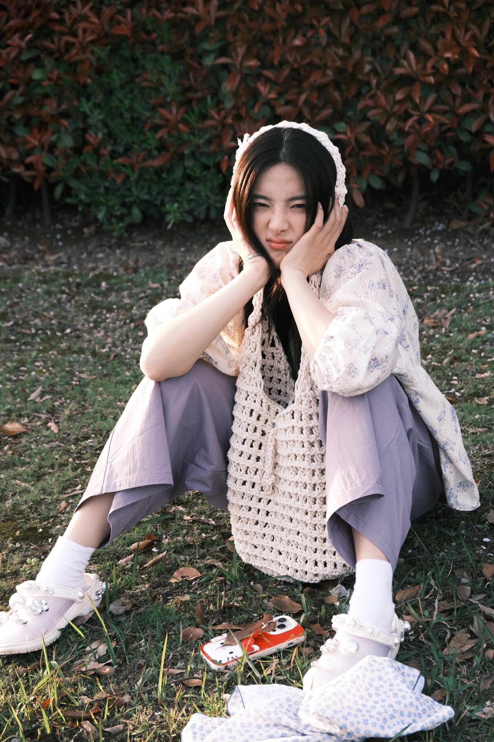 杨超越化身春日森系少女
