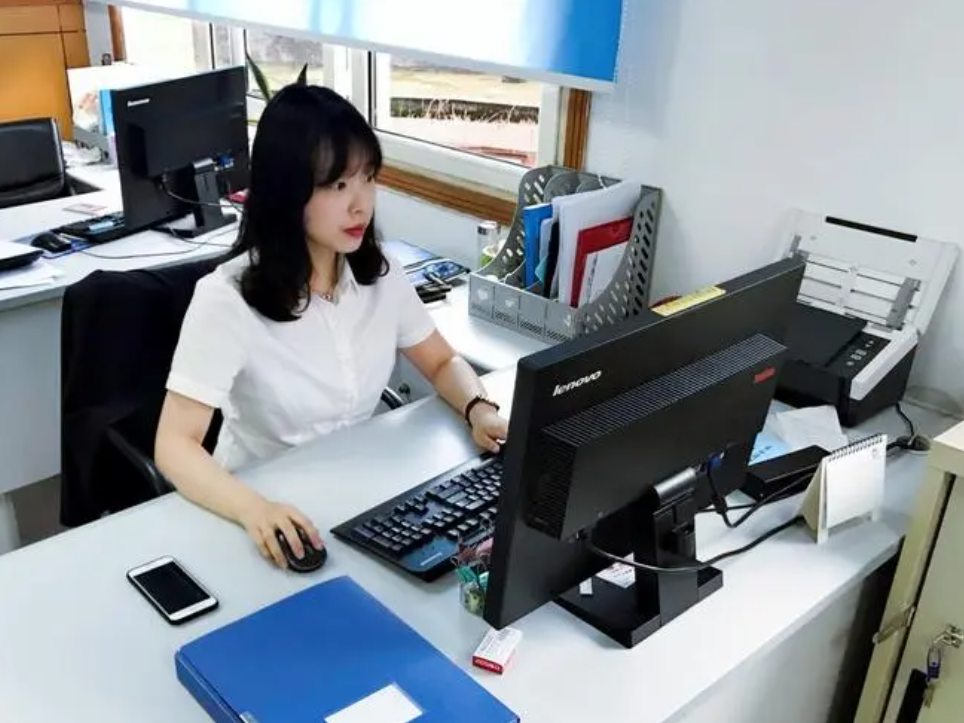 湖南，一女子通过重重考核，被某银行录用，岂料，银行意外在女子档案里发现，她曾被原