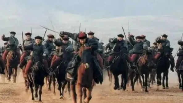 1724年，清军在郭隆寺激战并大败两万喇嘛。清军攻克郭隆寺后，岳钟琪不仅将投降的