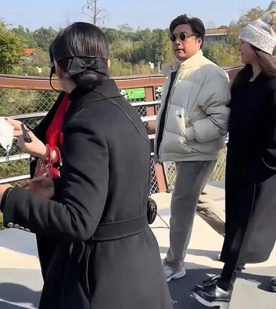 李湘曾是知名主持人，后活跃于多领域。王诗龄自幼备受关注。近日，李湘一家子现身财神