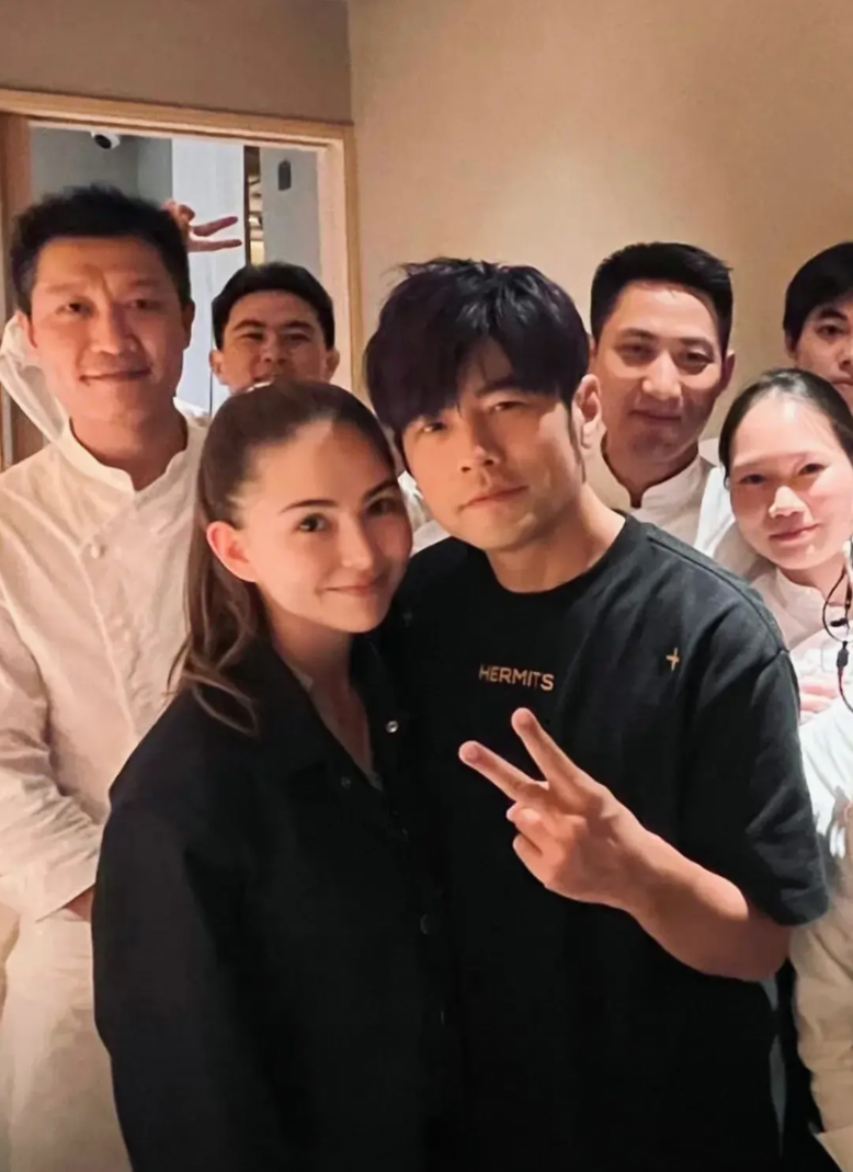 周杰伦在那么多女人中选了昆凌，无非就是觉得昆凌好掌握，觉得昆凌能忍。实际上昆凌能