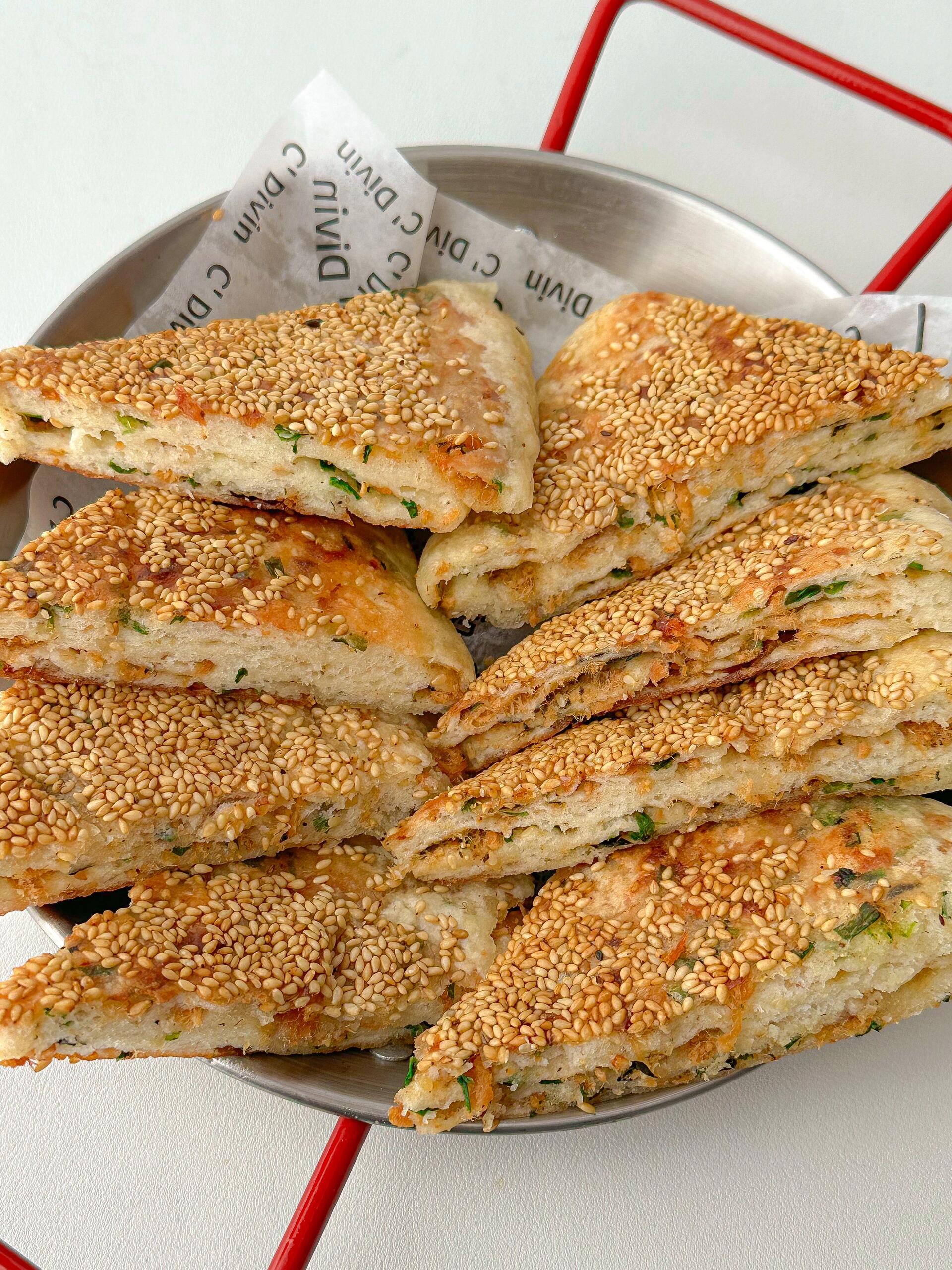 小朋友完全吃不腻的肉松葱花饼！真的香迷糊

外酥里软的肉松葱花饼，咸香咸香的巨好