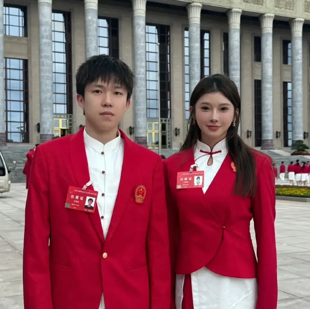 没有得到奖牌的吴艳妮参加奥运表彰大会，晒出了与其他运动员的合影，看来把所有的力气