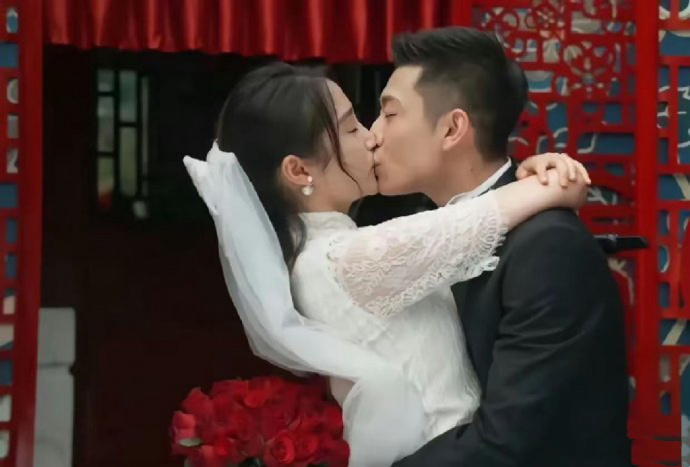 关晓彤演戏一直坚持不吻，不脱，不露。可这几年只能玩综艺。好多新人都比她接戏多，现