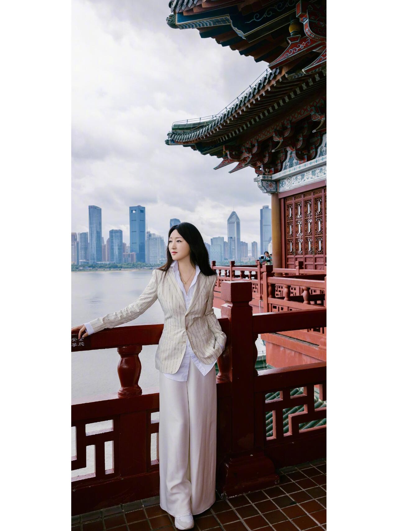 杨钰莹清爽显年轻