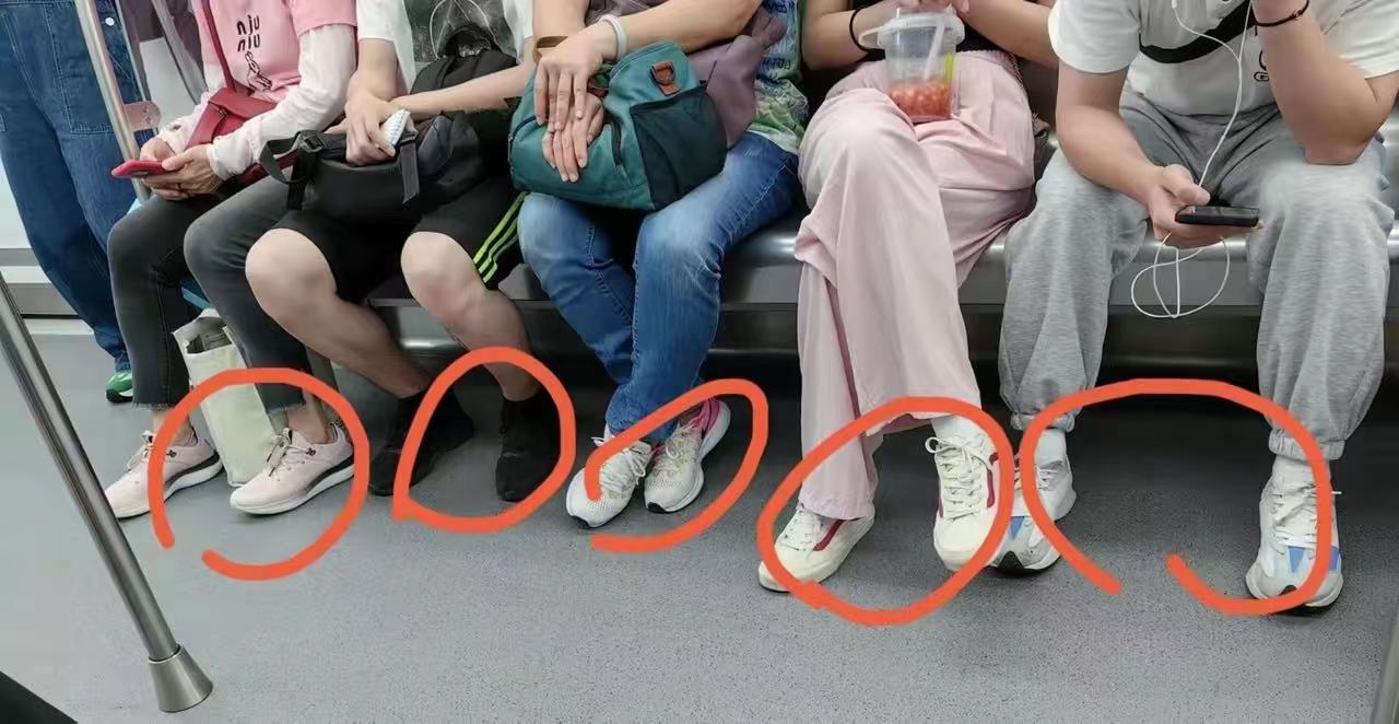 大家发现没有，
现在大街上的人，
不管男的还是女的，
很少看见穿皮鞋了，
大多数