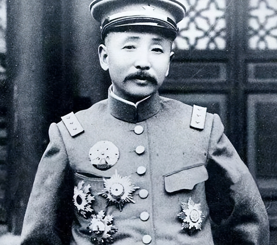 大帅府年轻的警卫员，找到张作霖支支吾吾地说：“大帅，俺娘给俺订了婚，姑娘长得很俊