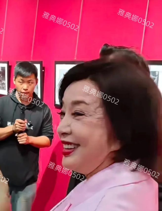 刘晓庆本人一点儿不年轻，脸坑坑洼洼假面感特别强，但她自信洒脱心态好有个性，敢穿敢