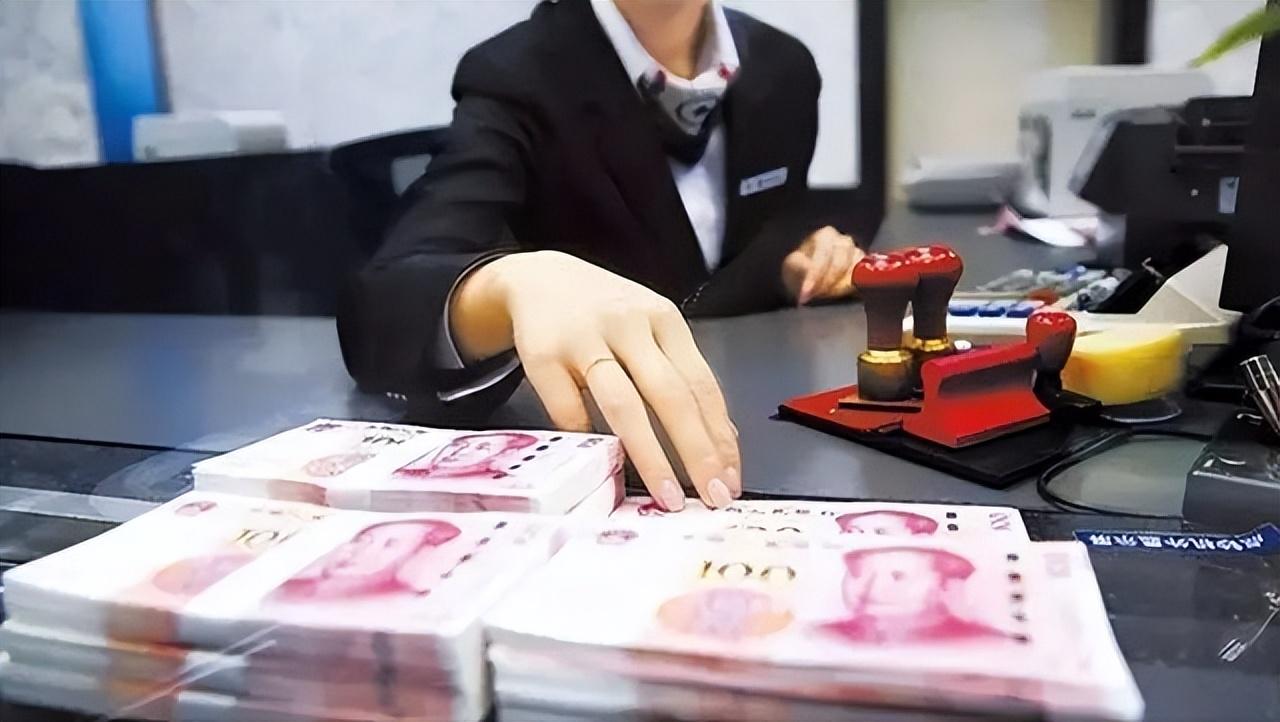 深圳，一男子去银行存钱，他把98000元递给柜员，柜员点钞之后却告诉他，只有88