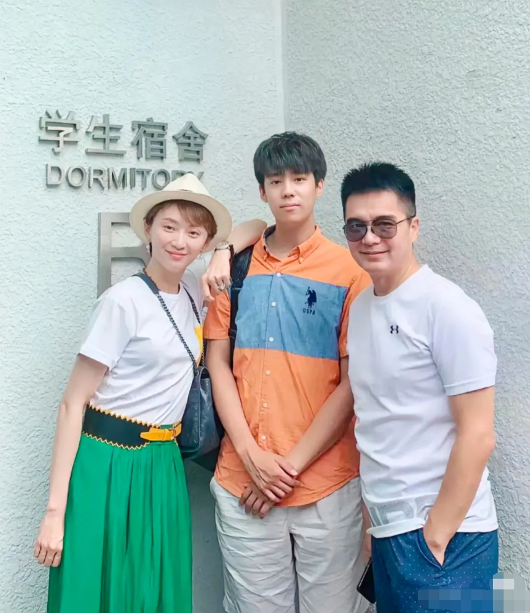 许亚軍一家好幸褔。儿子像爸爸英俊帅气，妈妈漂亮，优雅大方。好让人羡幕的一家人