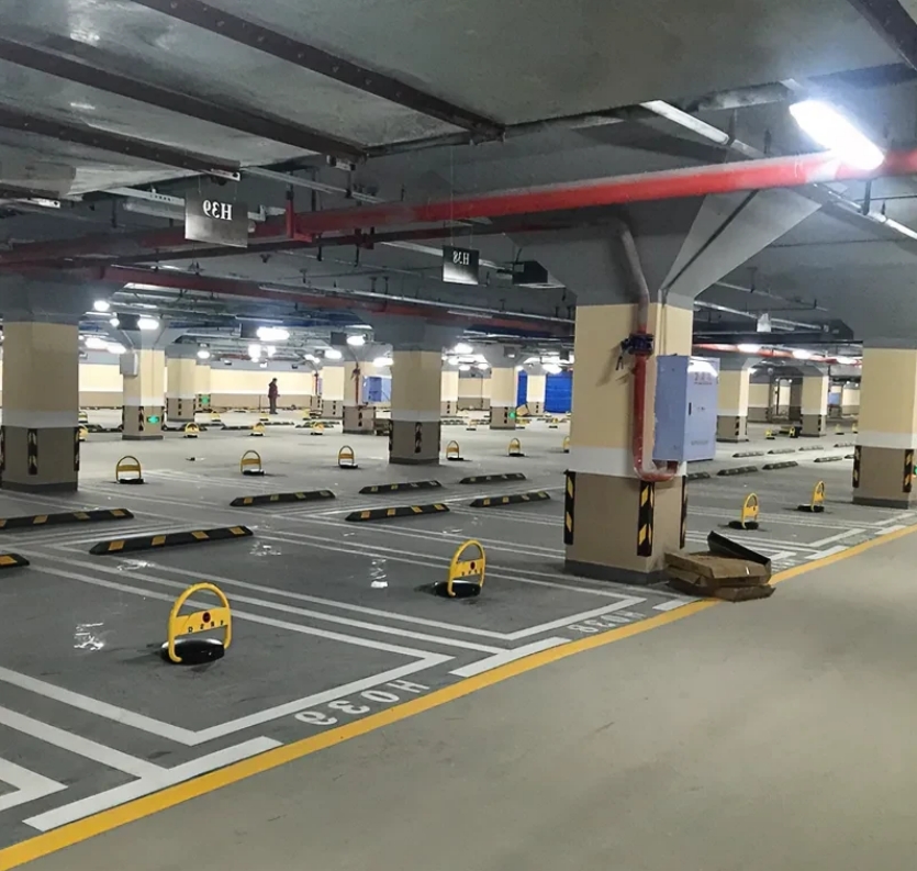 浙江温州，一男子听说妻子经常与一名陌生男子出双入对，于是偷偷在停车场观察。男子发