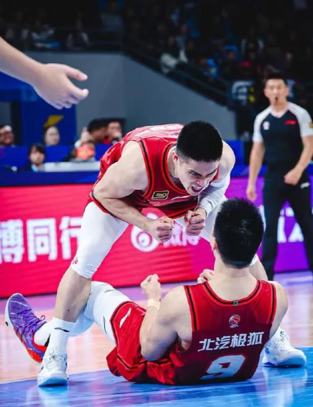 太厉害了，剑指冠军！CBA：北汽98-89新疆，通过数据和正负值，分析北京北汽男