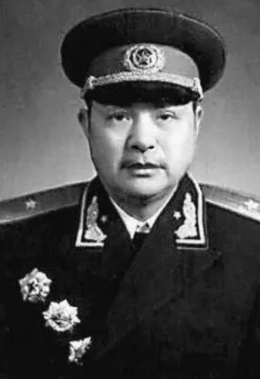 1941年，粟裕听说部队抓了200多名特务，忍不住开口：“我们不过一个师，敌人有
