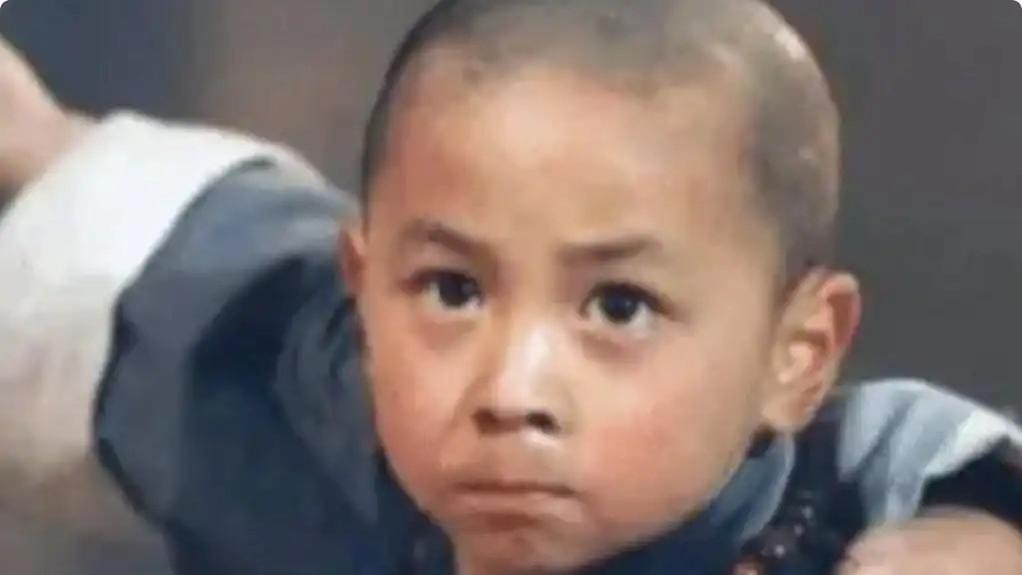 释小龙妻子美貌惊人！身材火辣、长腿引领，她的美赛过何洁