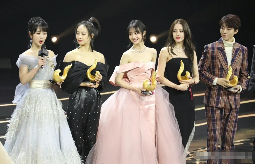 当年的微博之夜，那时候爽子还是顶流，抛开其他，单说颜值，她确实好看，又美又有灵气