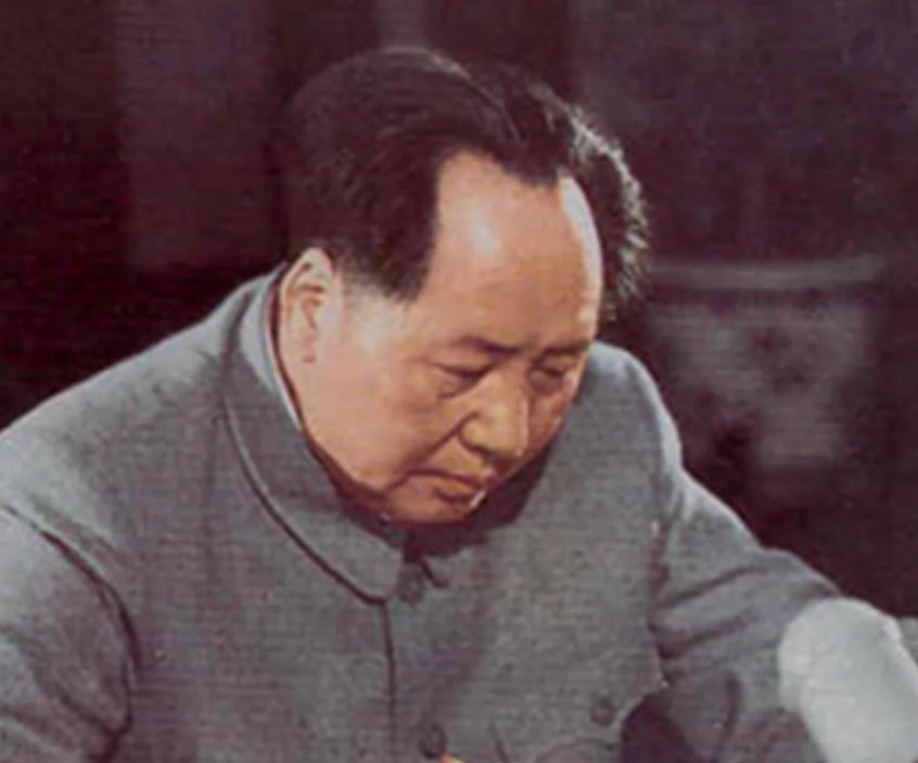 1943年，毛主席到南泥湾视察，王震激动不已特意用烧鸡款待,毛主席吃的非常高兴，