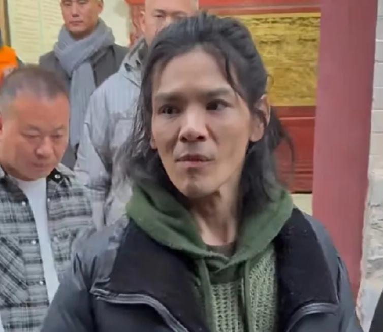 向佐到少林寺参观被偶遇。
说实话，他的素颜其实不差。
只不过脸上的表情太丰富了，