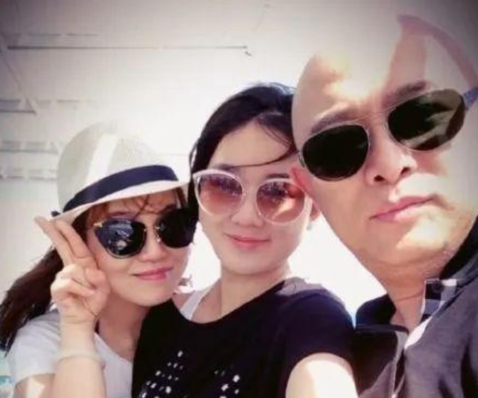 一天夜里，孟非刚要睡着突然发现老婆正在查看自己的手机，醒来后老婆问他：老孟，你每