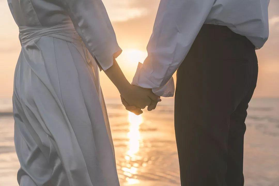 #解冻性情# #婚姻家庭# 婚姻其实是一把双刃剑。它既可以让我们的人生别有洞天，