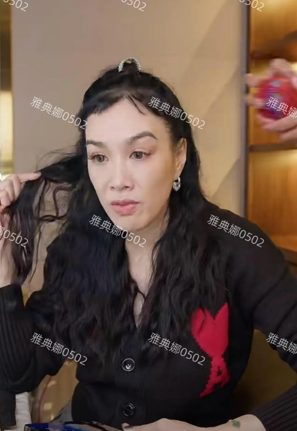 钟丽缇扮嫩翻车，54岁的她学韩国女团梳胎毛刘海儿，结果不但没减龄还看起来怪怪的。