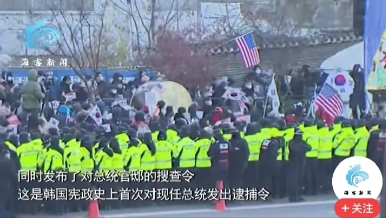 韩国总统不甘下台，用美国旗做最后威慑！
尹锡悦不满足总统权利太小，企图军管国会失