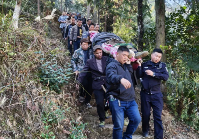 湖南怀化市会同县69岁老人上山砍柴挖笋不慎摔倒失联超24小时，引发多方紧急搜救！