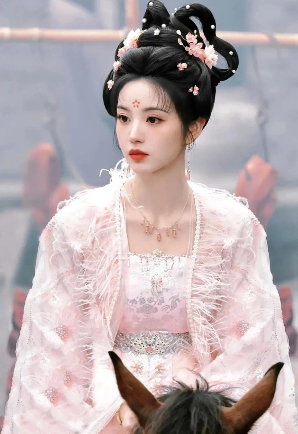田曦薇落花骑马妆清纯又甜美