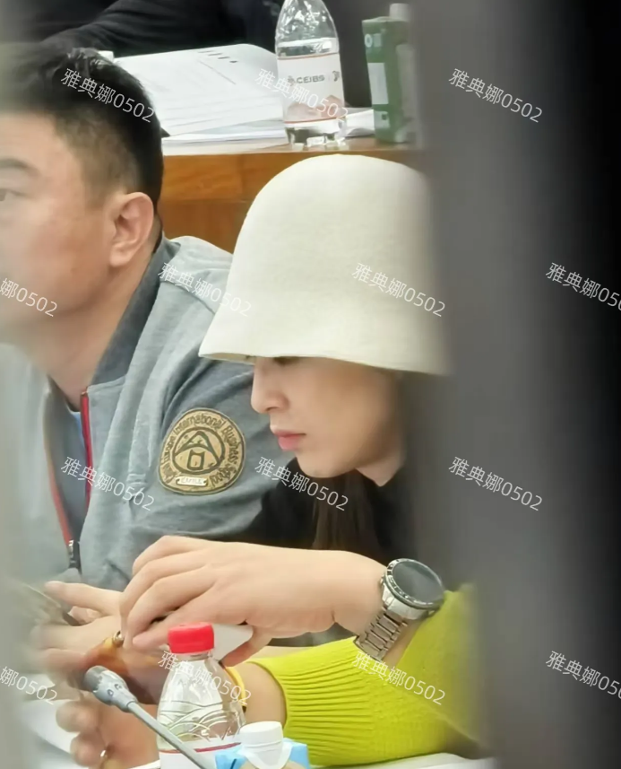 中欧商学院偶遇黄圣依，她很瘦，五官秀气皮肤白本人很年轻，不像40多岁的年纪，气质