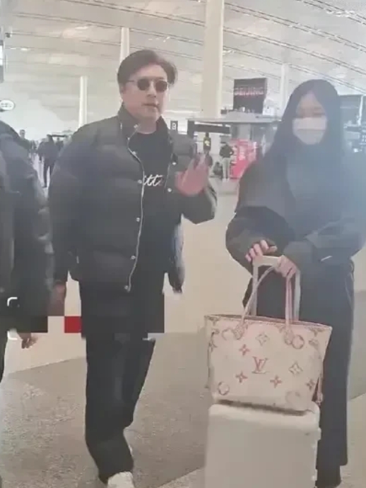 前几天在机场，竟意外碰到王岳伦送女儿王诗龄出国上学。那场面，还挺让人感慨。

王