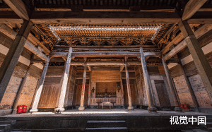 后来我才知道他娶我只是为了复活他的爱人，严肃的祠堂下一直藏着棺材，里面装着他的白月光