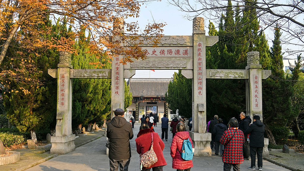 俗语“上坟三不穿，富贵子平安”，清明上坟什么衣服不能穿？