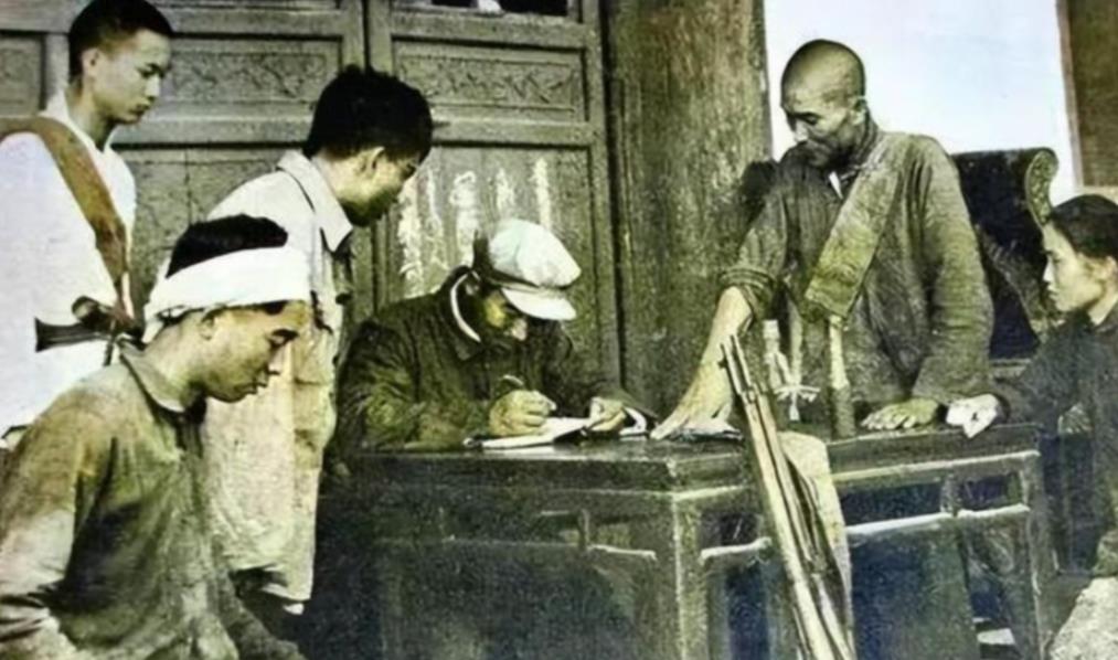 1950年，我军剿匪部队到了浙江鄞县的一座尼姑庵，发现了一个年轻貌美的尼姑，胸脯